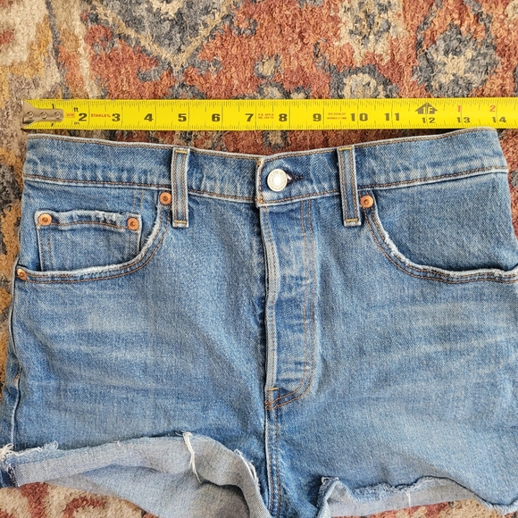 Levis Ribcage Denim Raw Hem Blue Jean Shorts Size 29 Button Fly - Picture 11 of 11